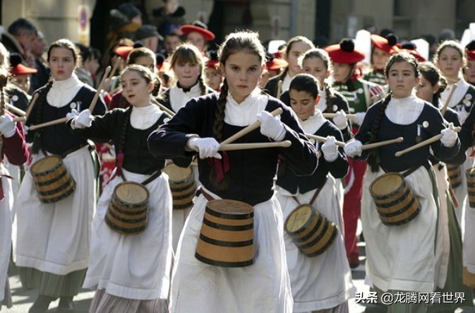 「龙腾网」为什么天生黑发的白种人如此少见？