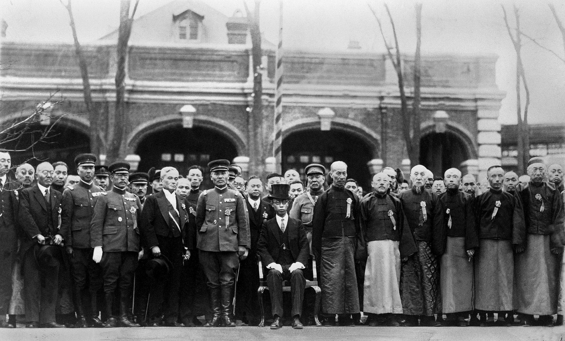 在“满洲国”登基，溥仪只能称“执政”且不能穿龙袍