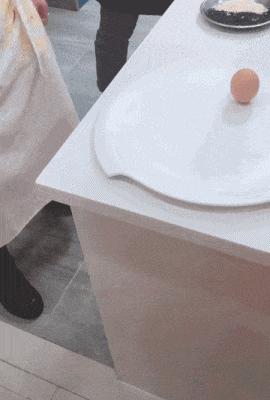 “姑娘，你知道衣服上的字是什么意思吗？”哈哈哈自信的姑娘最美