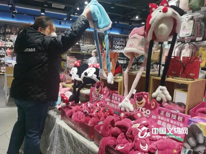 气温逐步降低冬季羽绒服迎来热销,寒冬来袭你准备好羽绒服了吗