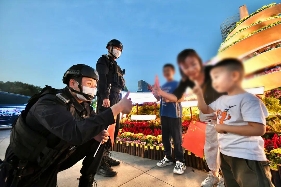 公安春节我在岗坚守岗位保平安,忠诚履职勇担当冒雨执勤保畅通