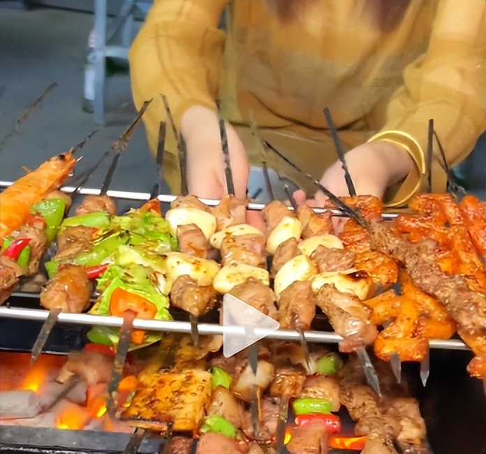 全网痛骂男大学生嫌弃父母穷,被网友痛骂的事件