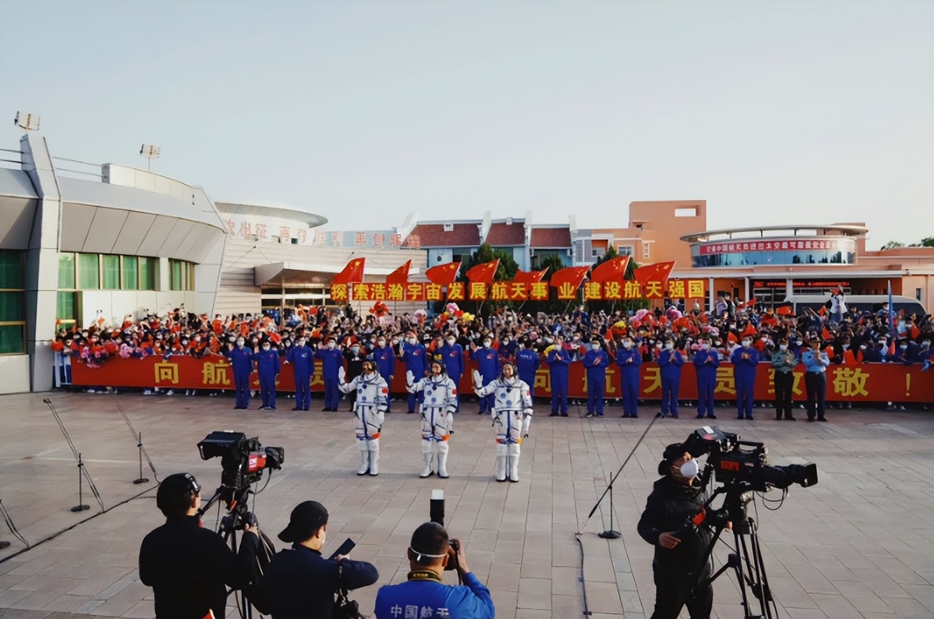 “你导师呢”？学生：“飞天了”，戴眼镜的北航教授出征太空