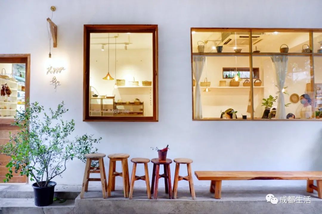 12条时髦老街，长满晒太阳的成都人