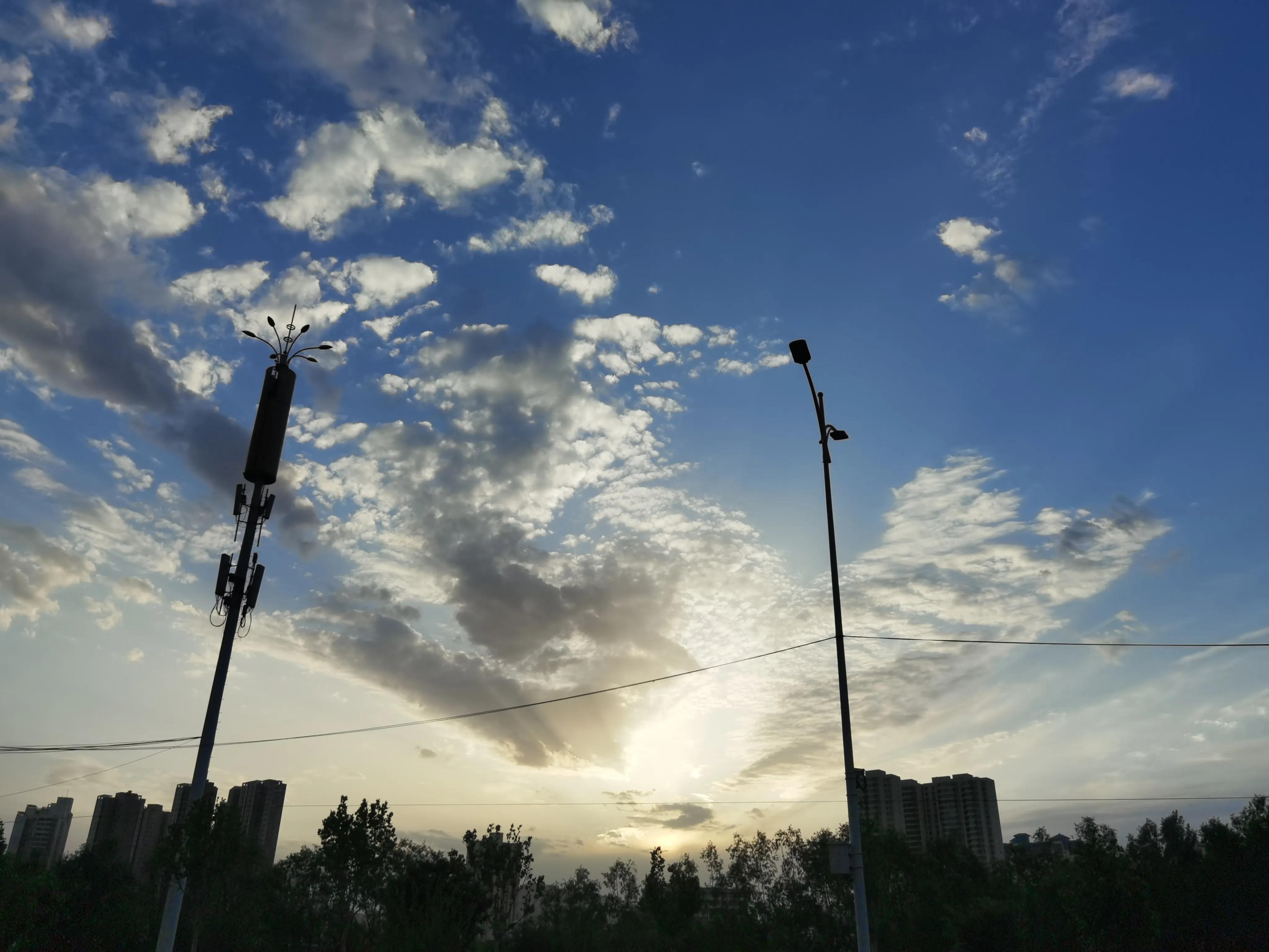 七一开怀赋锦章，锤镰飞彩映朝阳