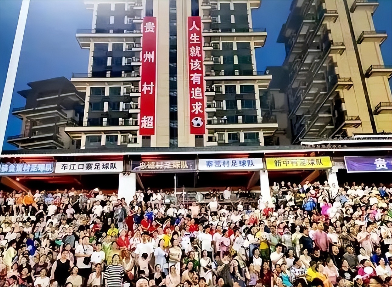 闯球场的球迷,球迷冲进球场拥抱梅西跑了多少米