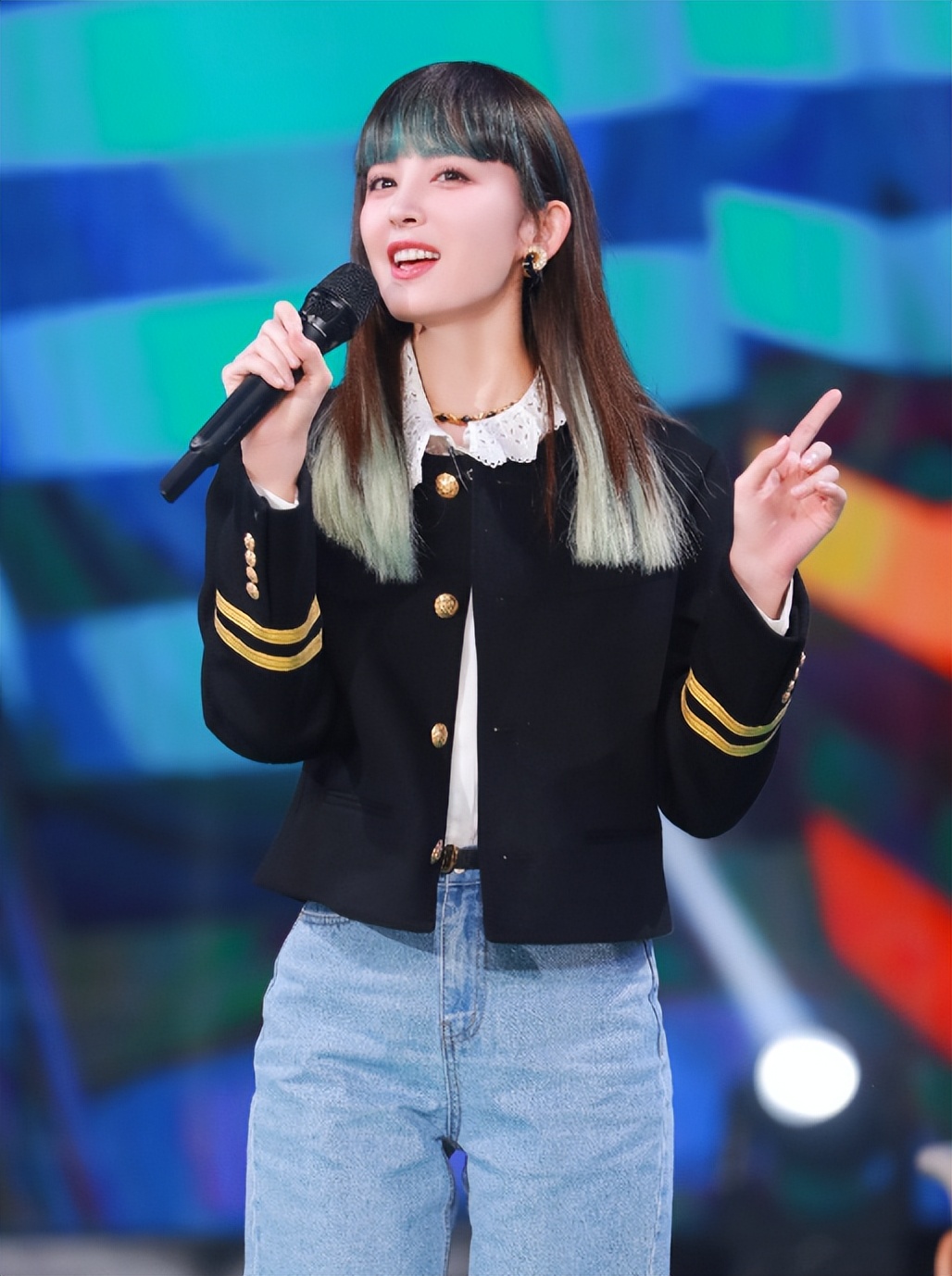 古力娜扎的黑白搭配干净清新,古力娜扎最新牛仔裤穿搭