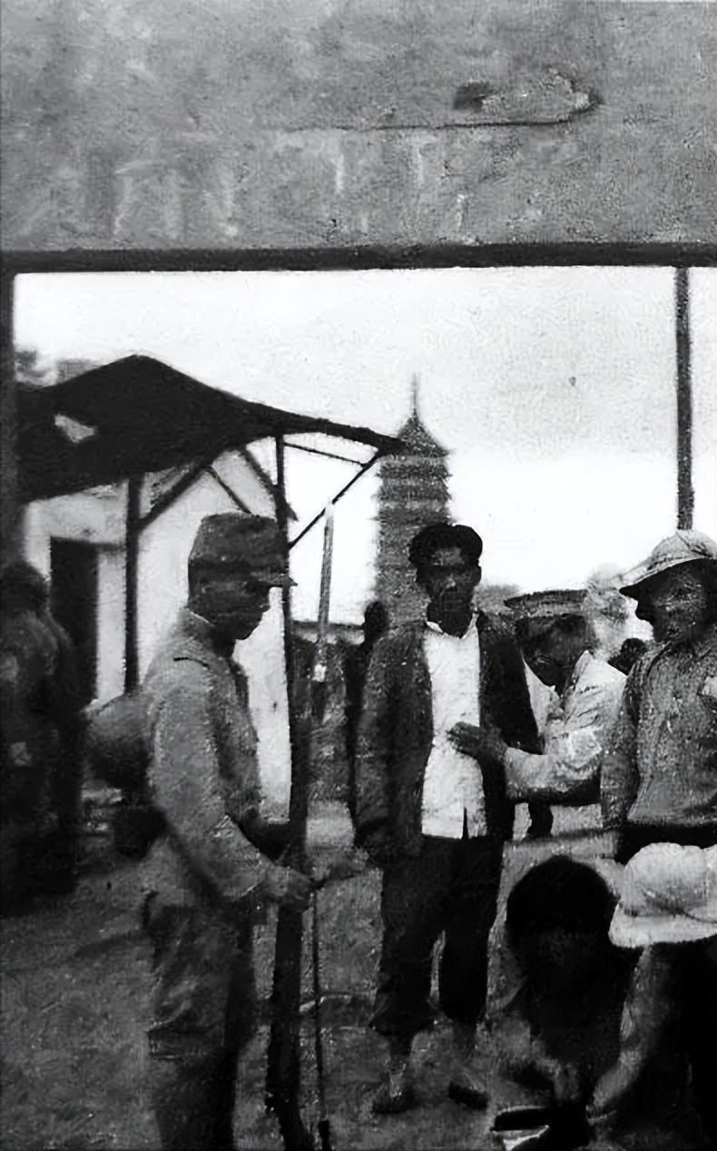 30张真实又罕见的老照片，阴毛假发工作者，我怀疑他用错地方了2