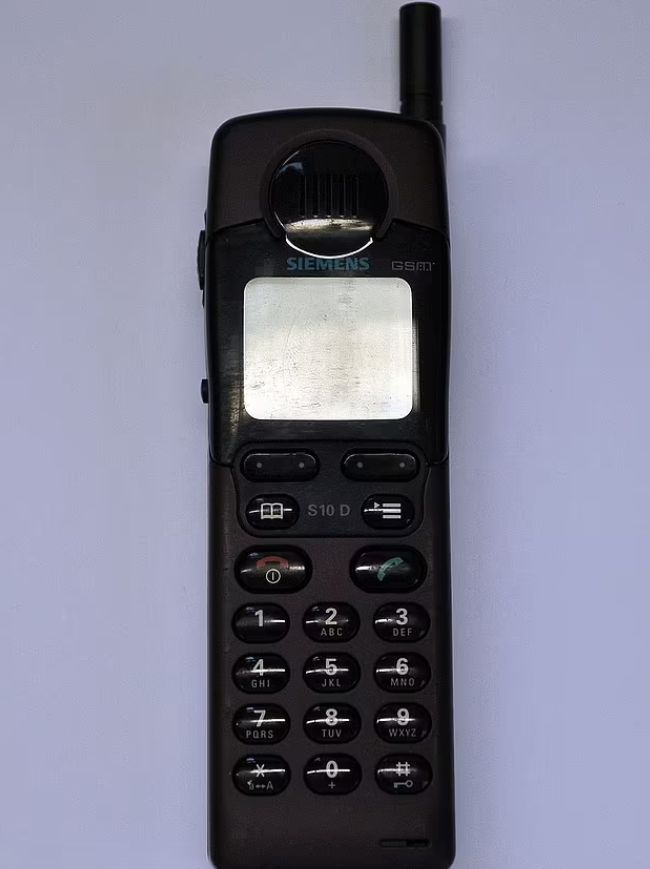 世界第一台便携式手机长什么样,世界上第一部智能手机长什么样子