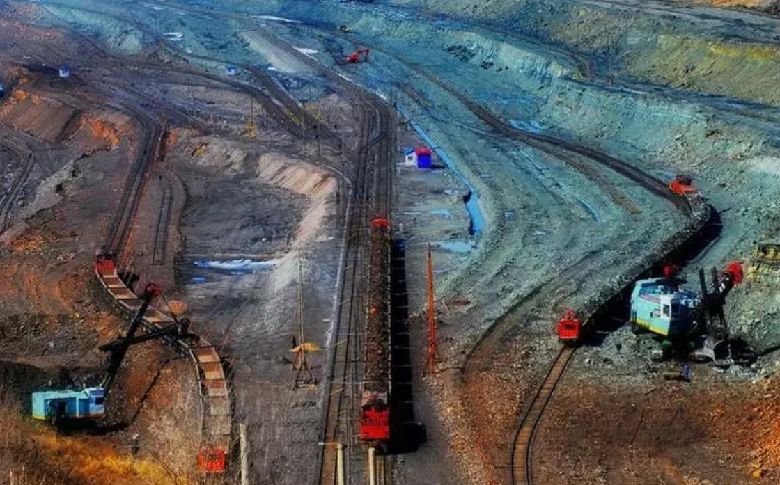 中国现开采最大煤矿,中国最深的露天煤矿深坑