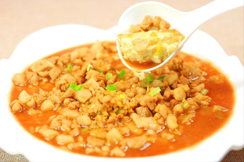 补充钙质和吃一点含钙高的食物,100克芝麻的含钙量比牛奶高多少