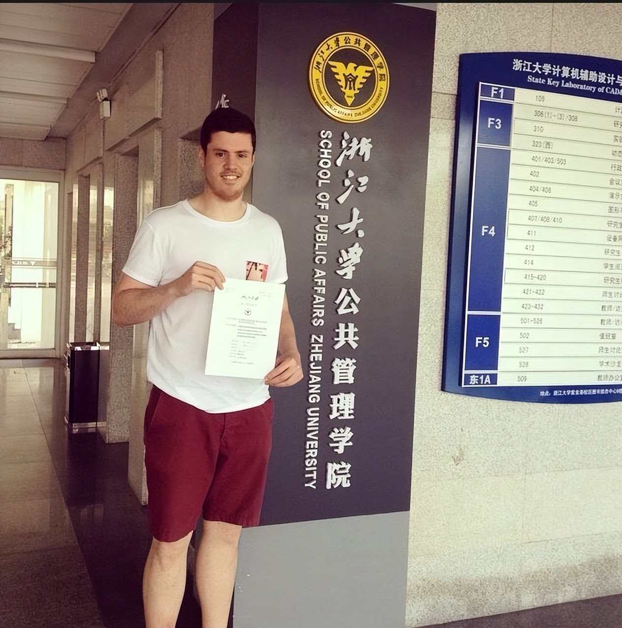 英国小伙来中国8年回自己国家,英国小伙来中国旅游原视频