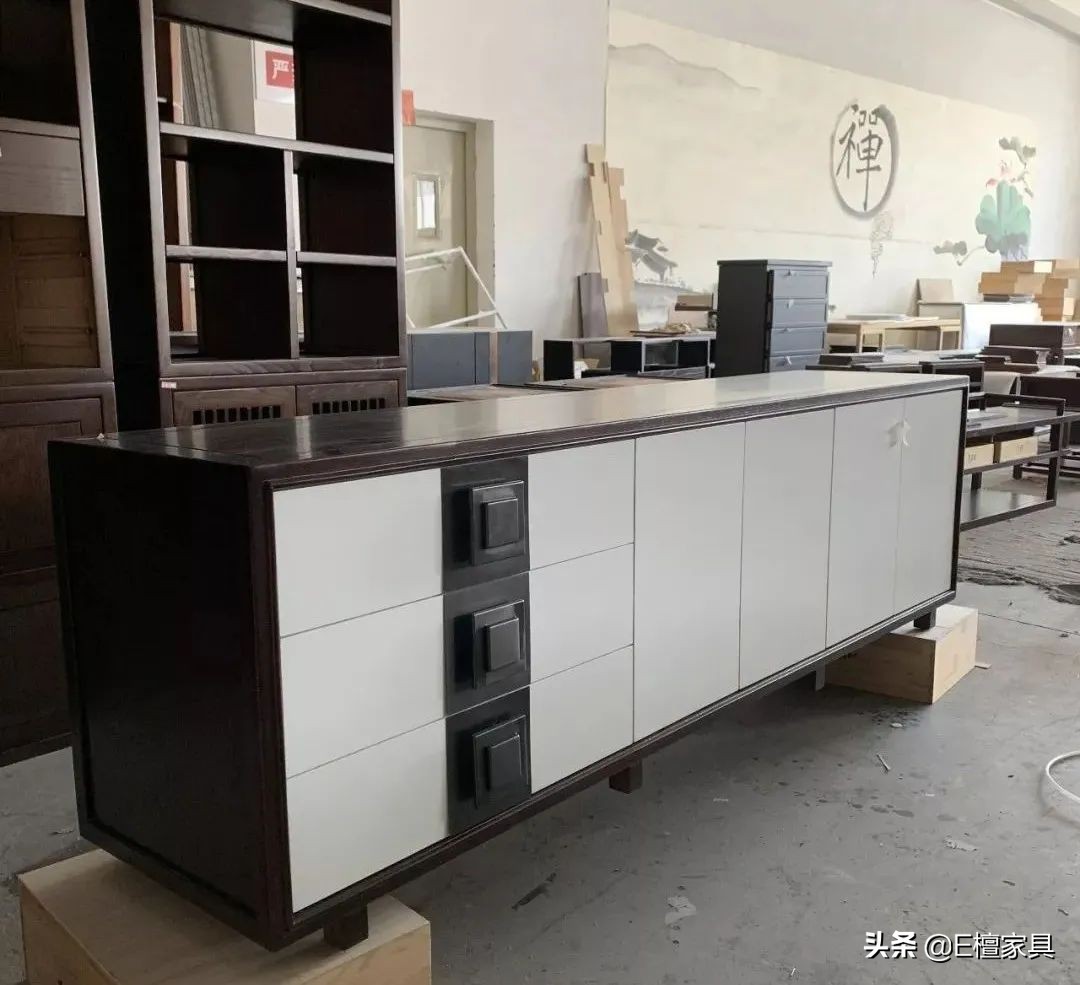 新中式电视柜两边放什么最好,新中式电视柜款式效果图