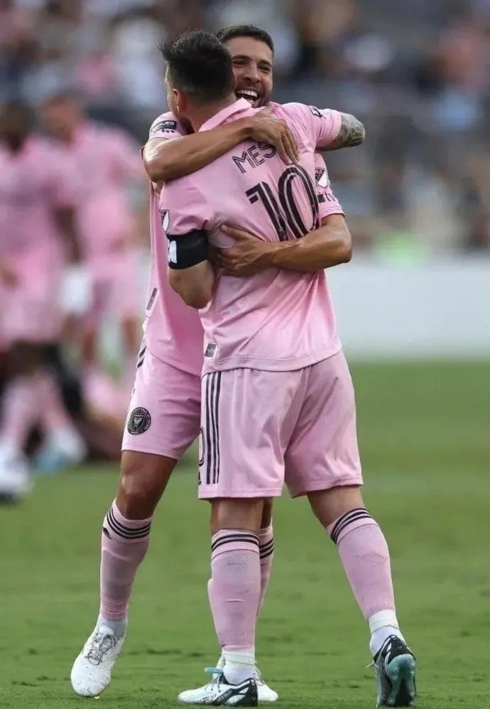 梅西震撼场面超燃观众席,梅西霸气一挥手引爆全场