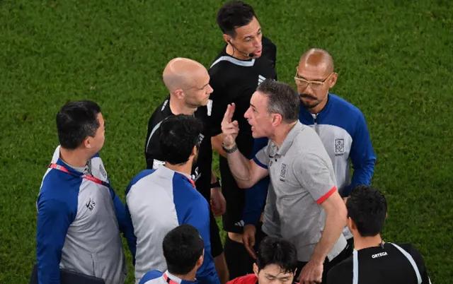 红牌、*攻围**裁判，一哭二闹三上吊，韩国人还真把卡塔尔当本土了