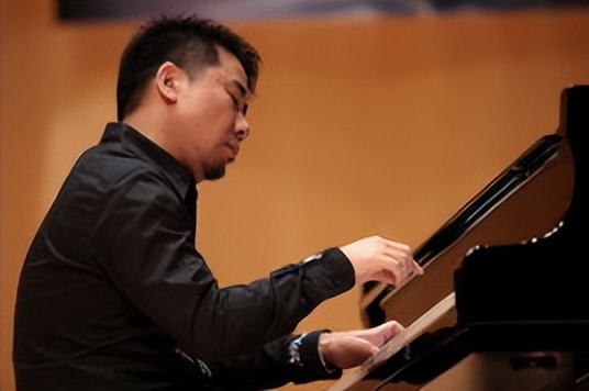 全球百大最帅面孔女生朱珠,全球最美面孔朱珠问鼎