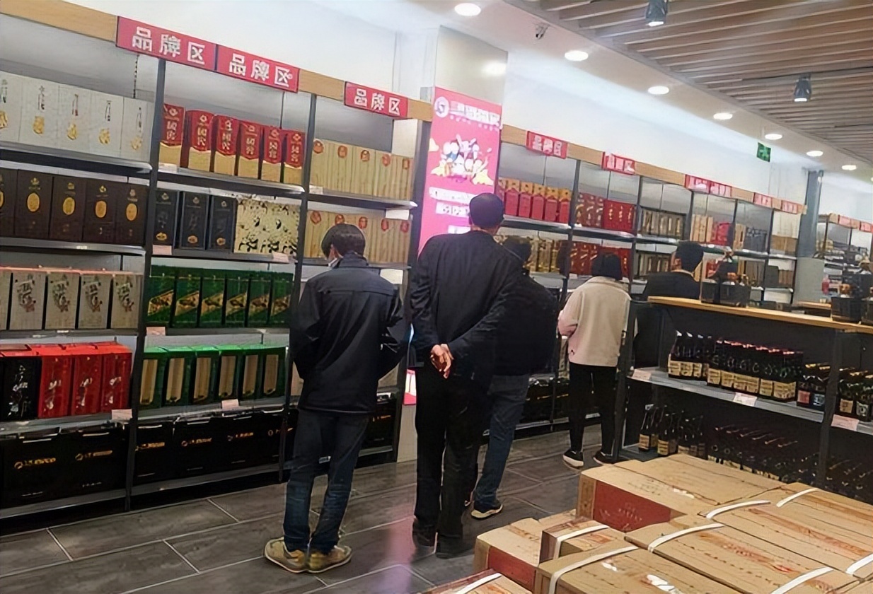 假酒又添“新成员”，网友却纷纷为其鸣不平？行家：难怪会上当