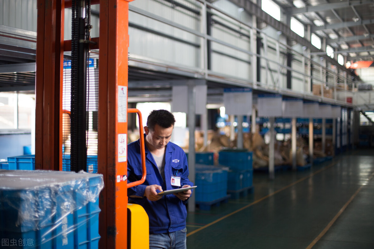 郭云平讲现代年轻人不进工厂上班,央视网评年轻人为什么不愿进工厂