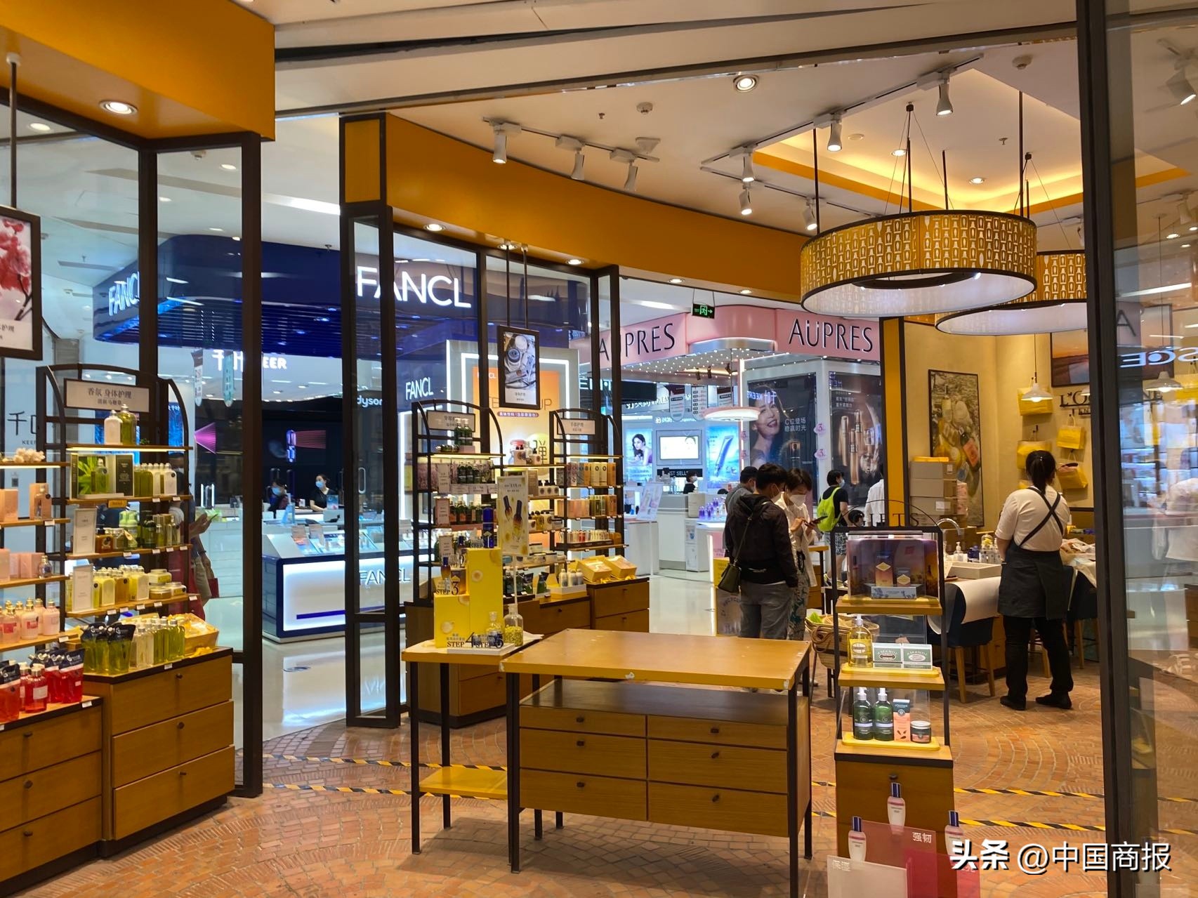 砍掉线下门店、孵化新项目，跨国化妆品巨头的“退”与“进”