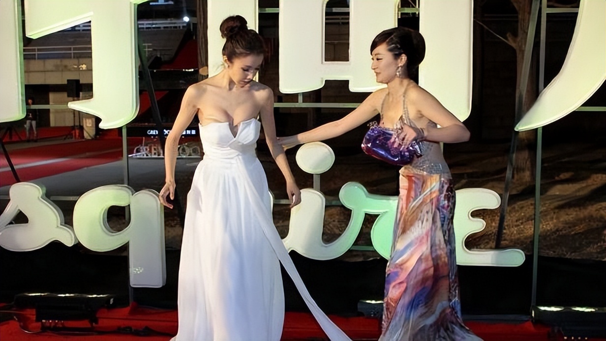 最怕空气突然安静，女明星的尴尬瞬间，有几个戏也是真的多