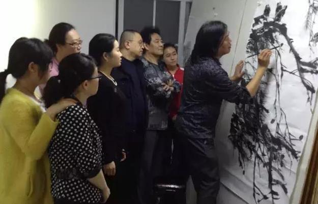 安徽一大学美术老师走红，气质古典眉目如画，堪称现实版“司藤”