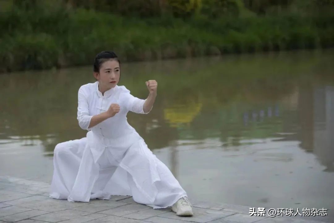 女侠耍刀剑,现实版女侠