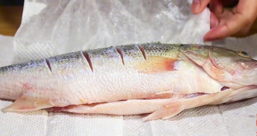 做红烧鱼怎么不掉鱼皮,做红烧鱼之前怎么处理鱼