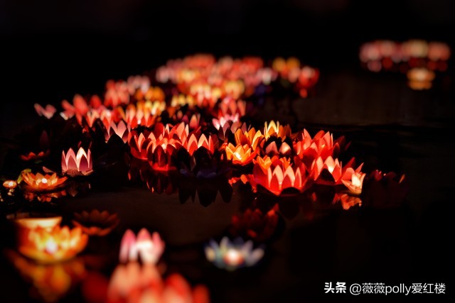 试猜薛宝琴精巧的元宵灯谜，谜底终不过是柴米油盐，内涵全是悲剧