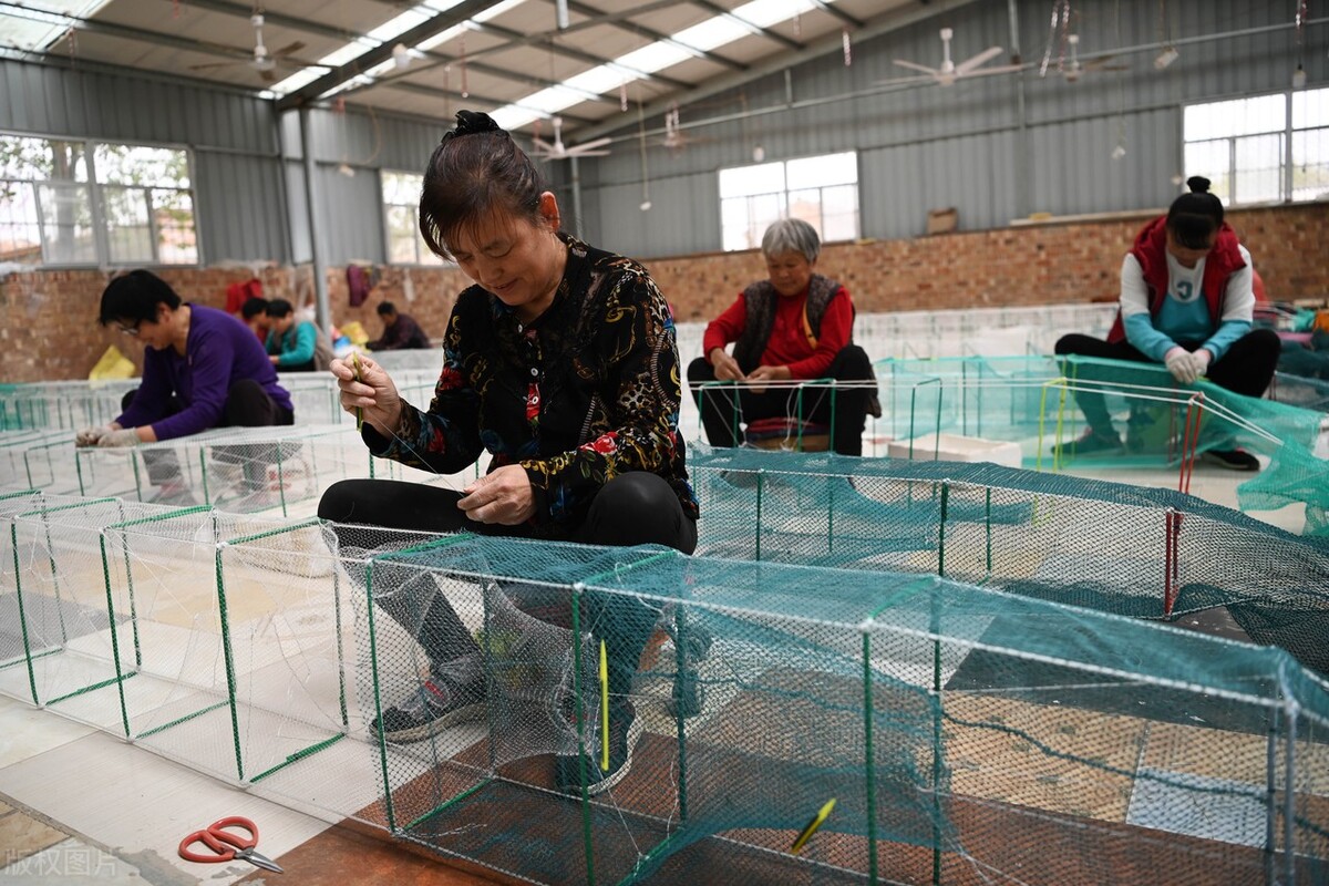 山东聊城引领“巾帼车间”，妇女加工渔网忙，每天收入60元左右