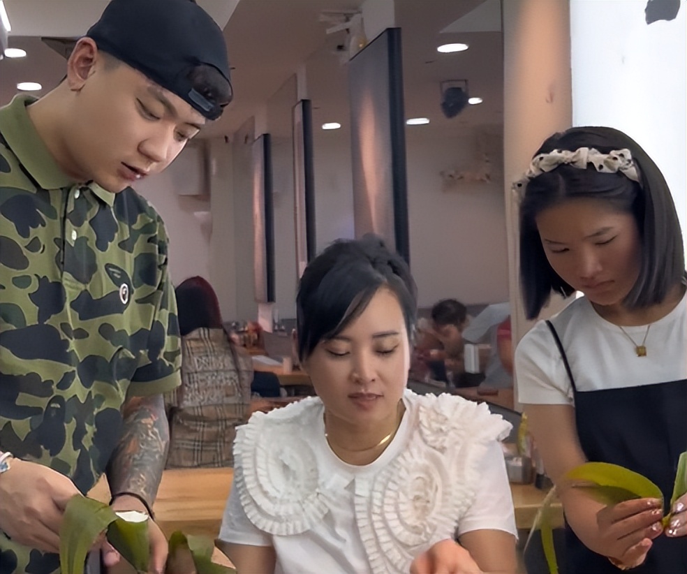 鏉庡嫆浼樻斁鏆戝亣宕旀檵甯﹀厔寮熷紑璞溅,鏉庡嫆浼樺磾鏅嬩竴瀹朵汉杩樻媿浜嗗叏瀹剁