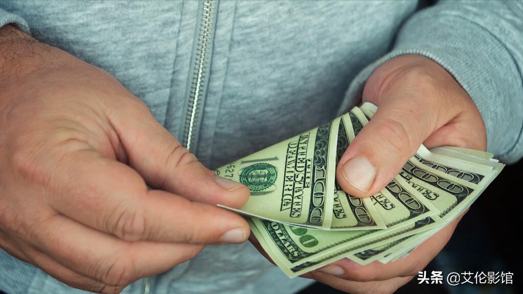 湖北一男子陪媳妇买东西，偷偷暗语买烟，收银员秒懂：男人的默契