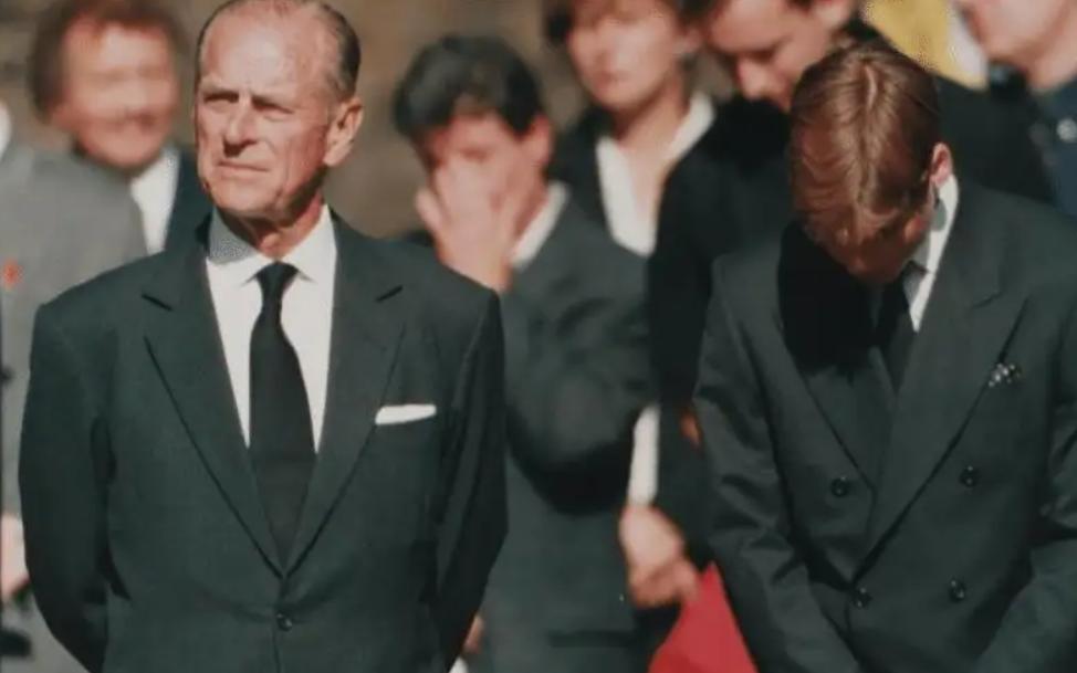 查尔斯怀念菲利普亲王,英国国王查尔斯悼念父亲