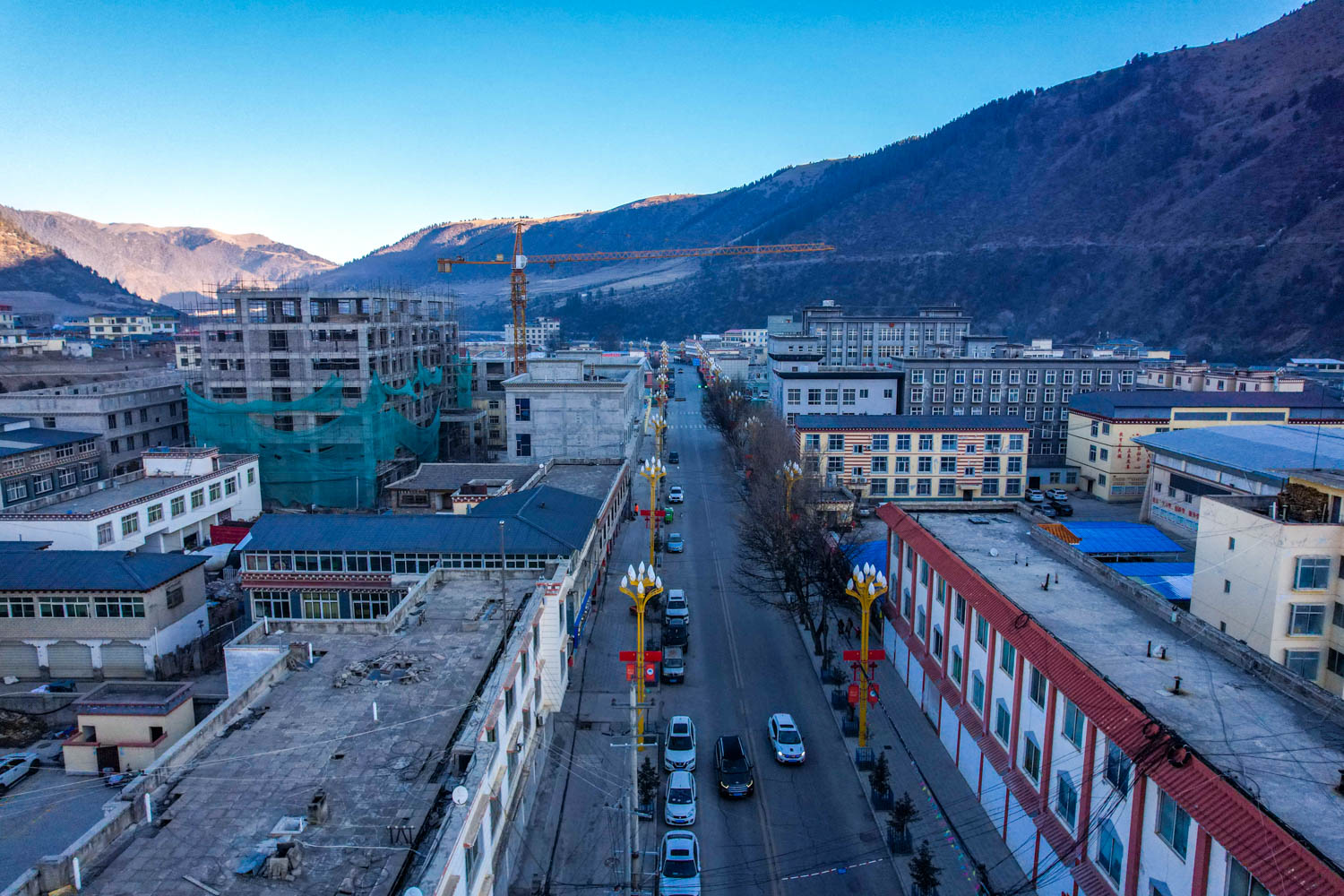 *藏西**小城以大山为名，雪山湖泊马鹿美如画，被称为东方小瑞士
