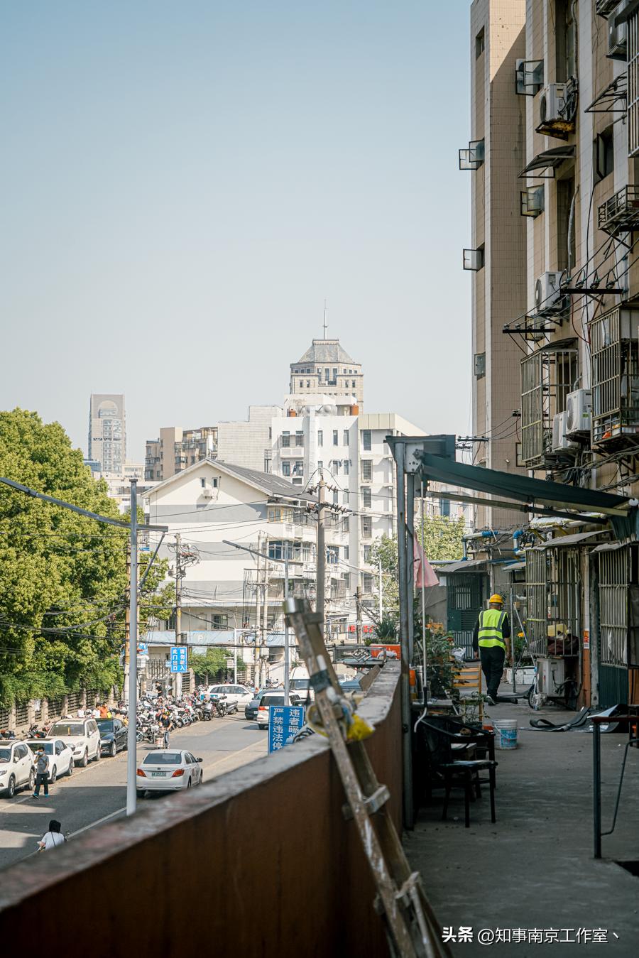 南京省中医门外，侯家桥道寻常