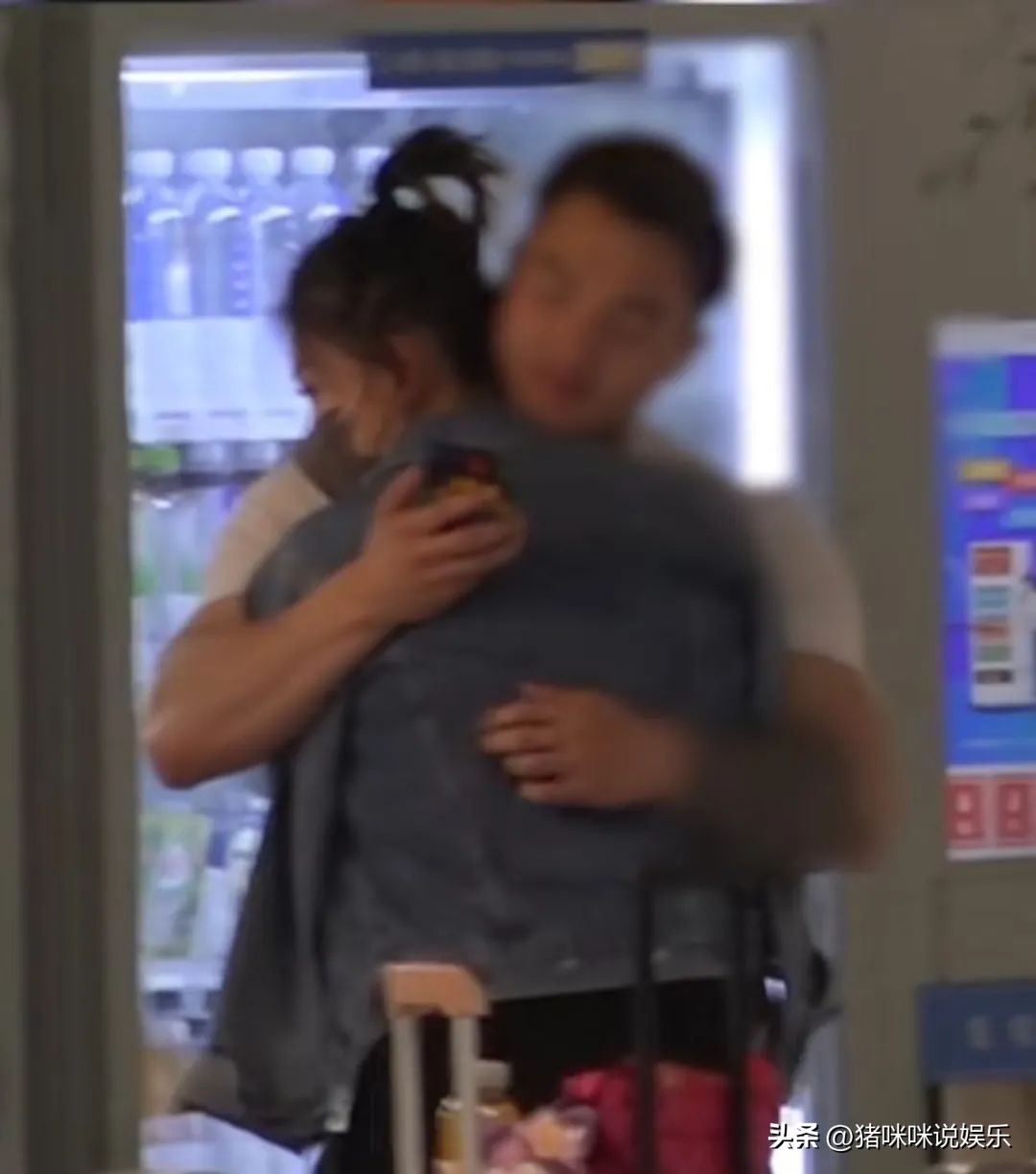 与小十岁健身教练在机场忘情拥抱，被骗婚后戴上假面具冰冷待人