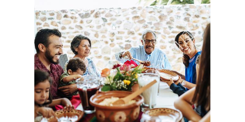 未婚老伴工资12500，却说只有2500，儿子告诉我真相我哭了