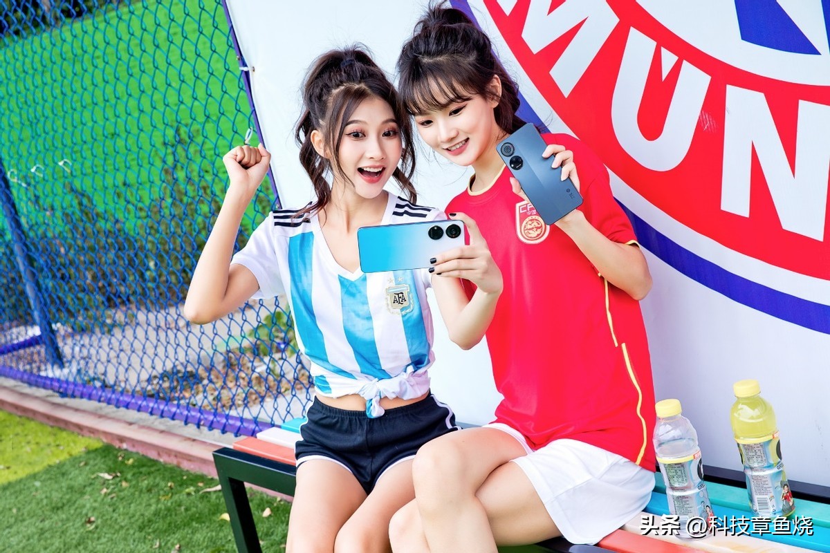 可爱的足球宝贝凹造型,足球宝贝的装扮很好看