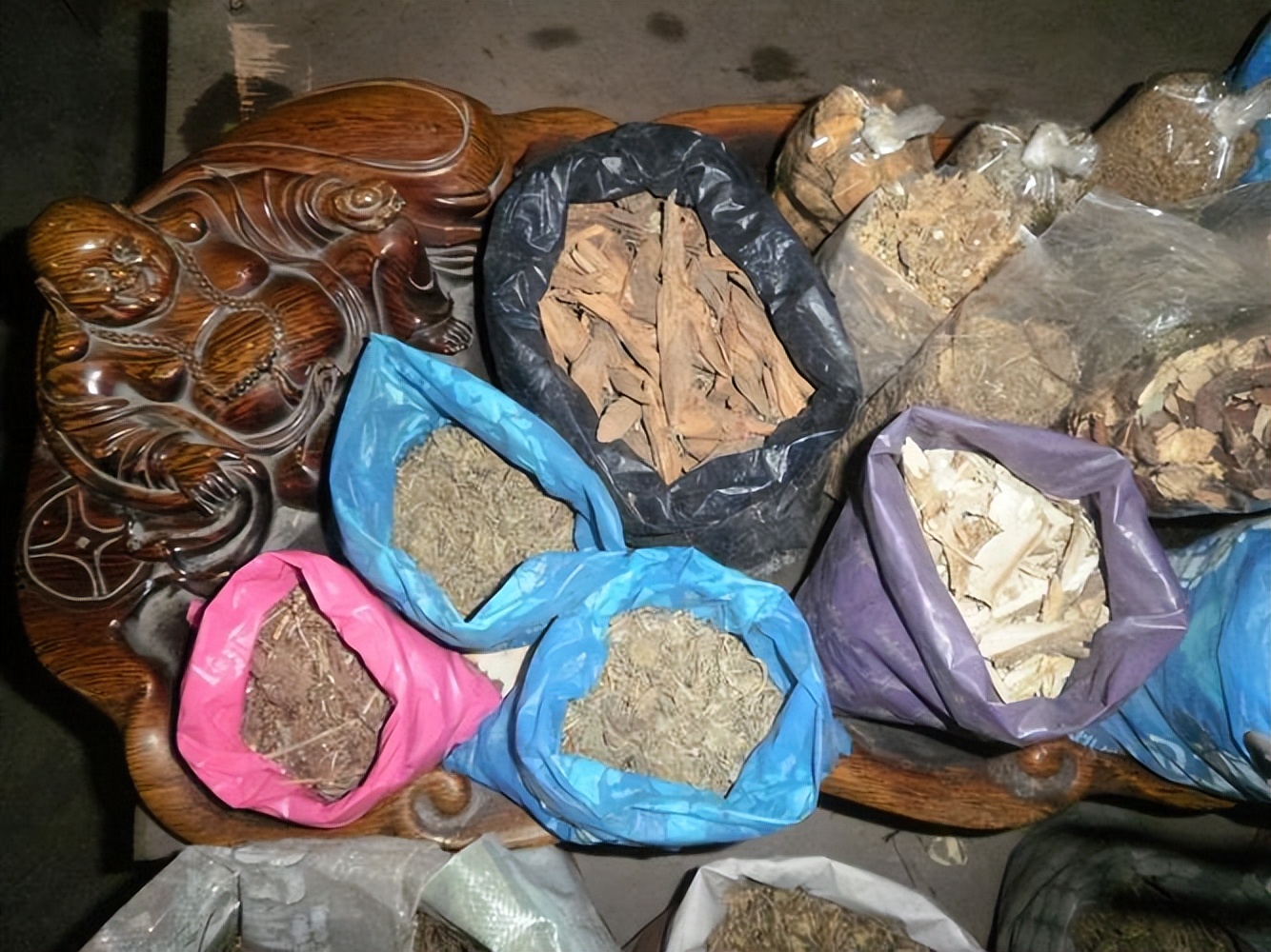 肛周脓肿中医三黄膏,紫草膏可以治肛周脓肿吗