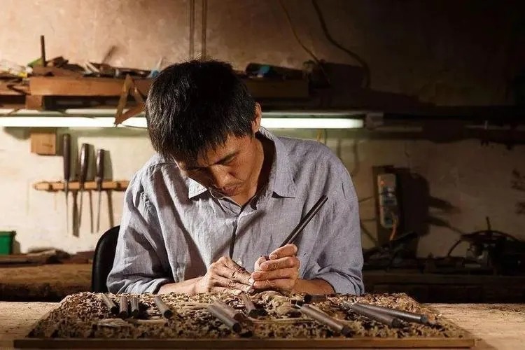 15米长东方雄狮根雕300万元拒卖,广西男子雕刻30吨楠木雄狮