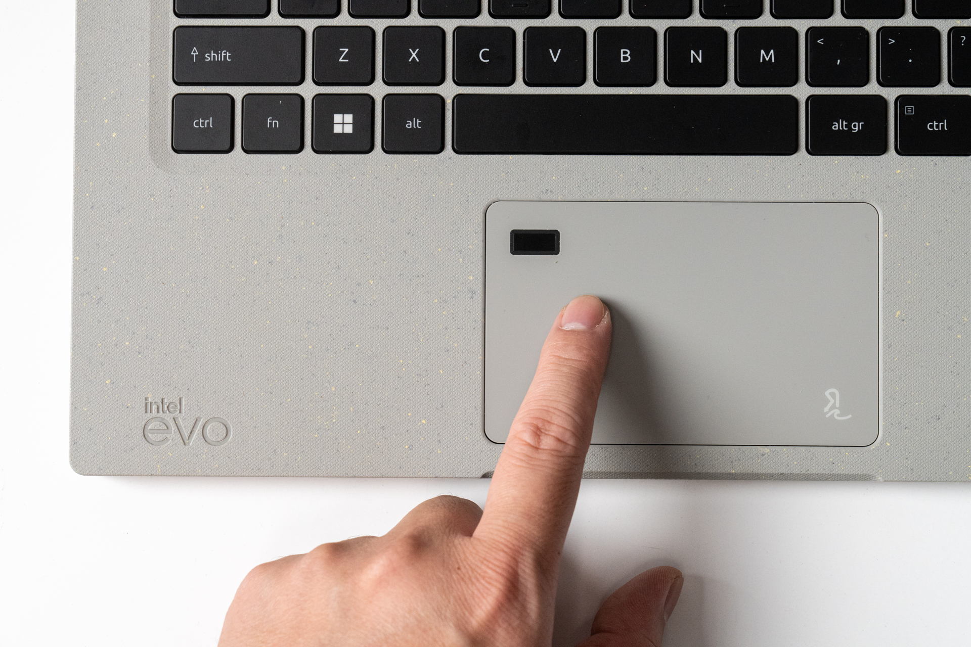 种草的翻包文化，好物实用至上：我的通勤实用主义EDC都有些啥？