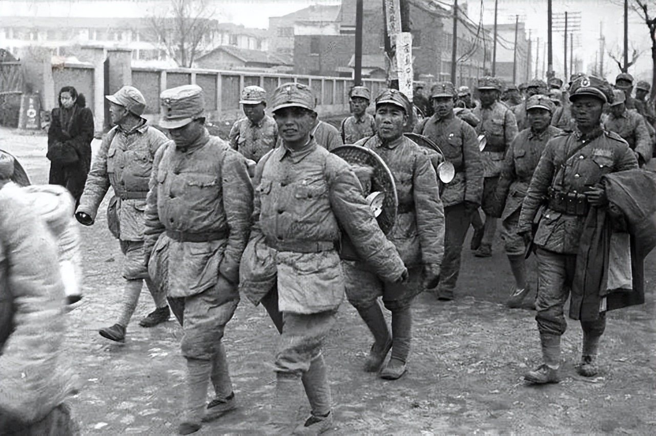 蒋军忍饥挨饿，蒋校长却空投“激励信”，士兵大骂：这有啥用