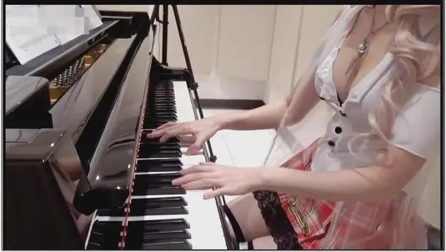 把麦克风塞进内衣、*点露**舔耳、假高潮：才艺在风骚面前一文不值