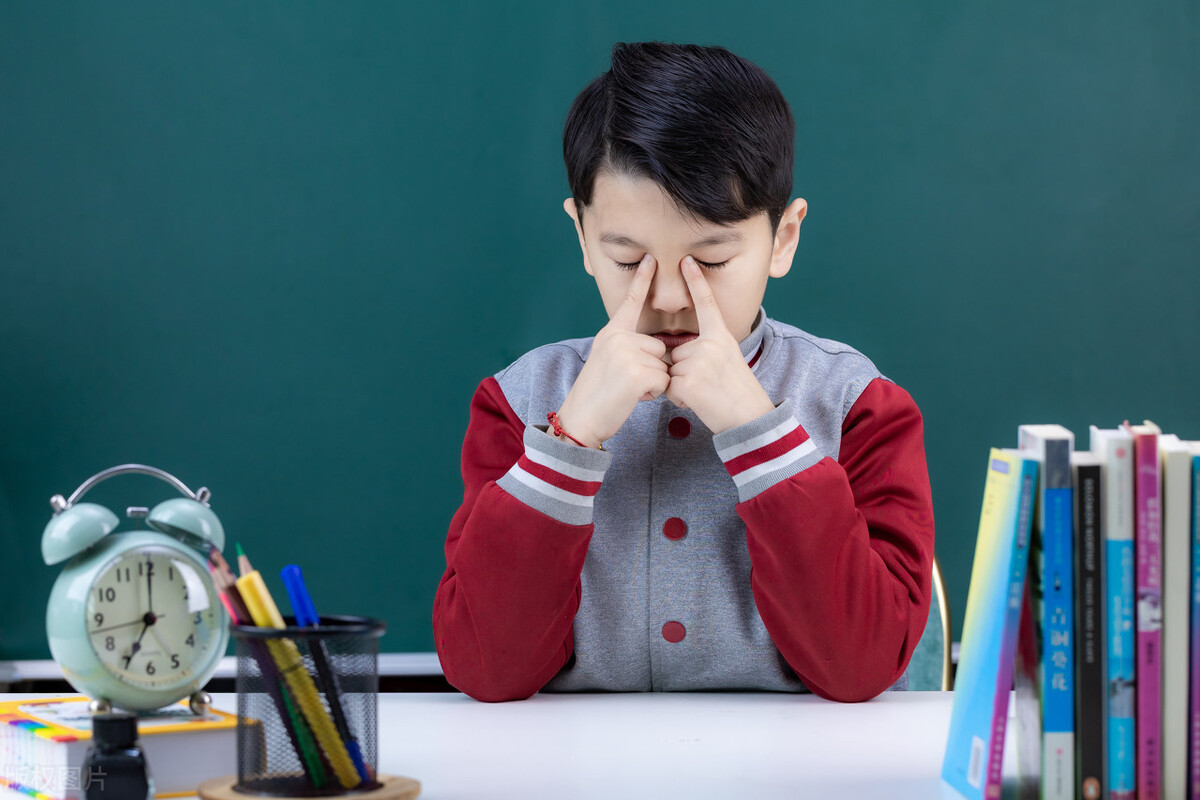 孩子总是清嗓子跟鼻炎有关吗,鼻炎孩子嗓子哑是怎么回事