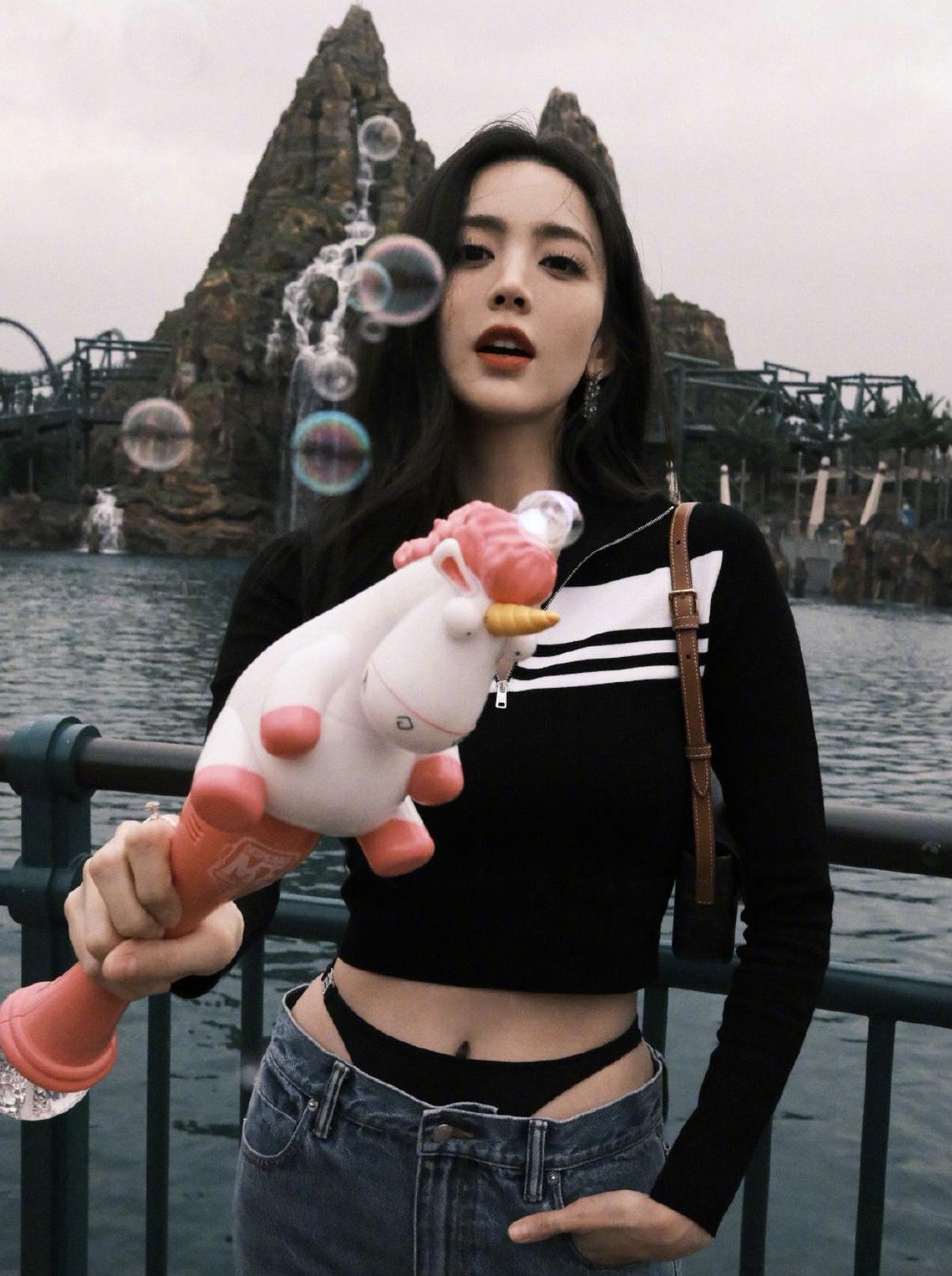 金星直播吐槽明星穿深v,金星吐槽明星走红毯捂胸