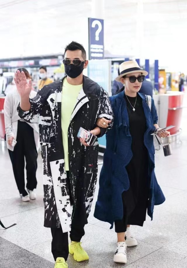 赵文卓陪老婆逛街,赵文卓妻子带儿女现身机场