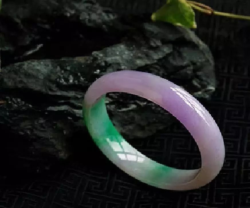 65岁大爷坚持买下这块翡翠原石,大爷买帝王翡翠