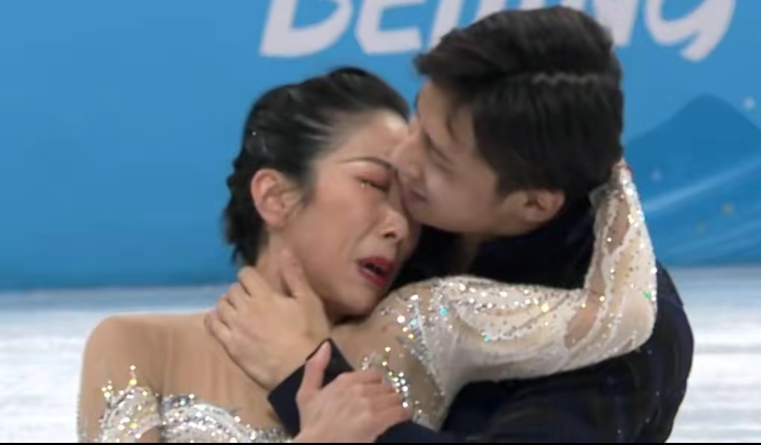 中国双人滑冠军韩聪隋文静摔跤,中国队组合隋文静韩聪夺得金牌