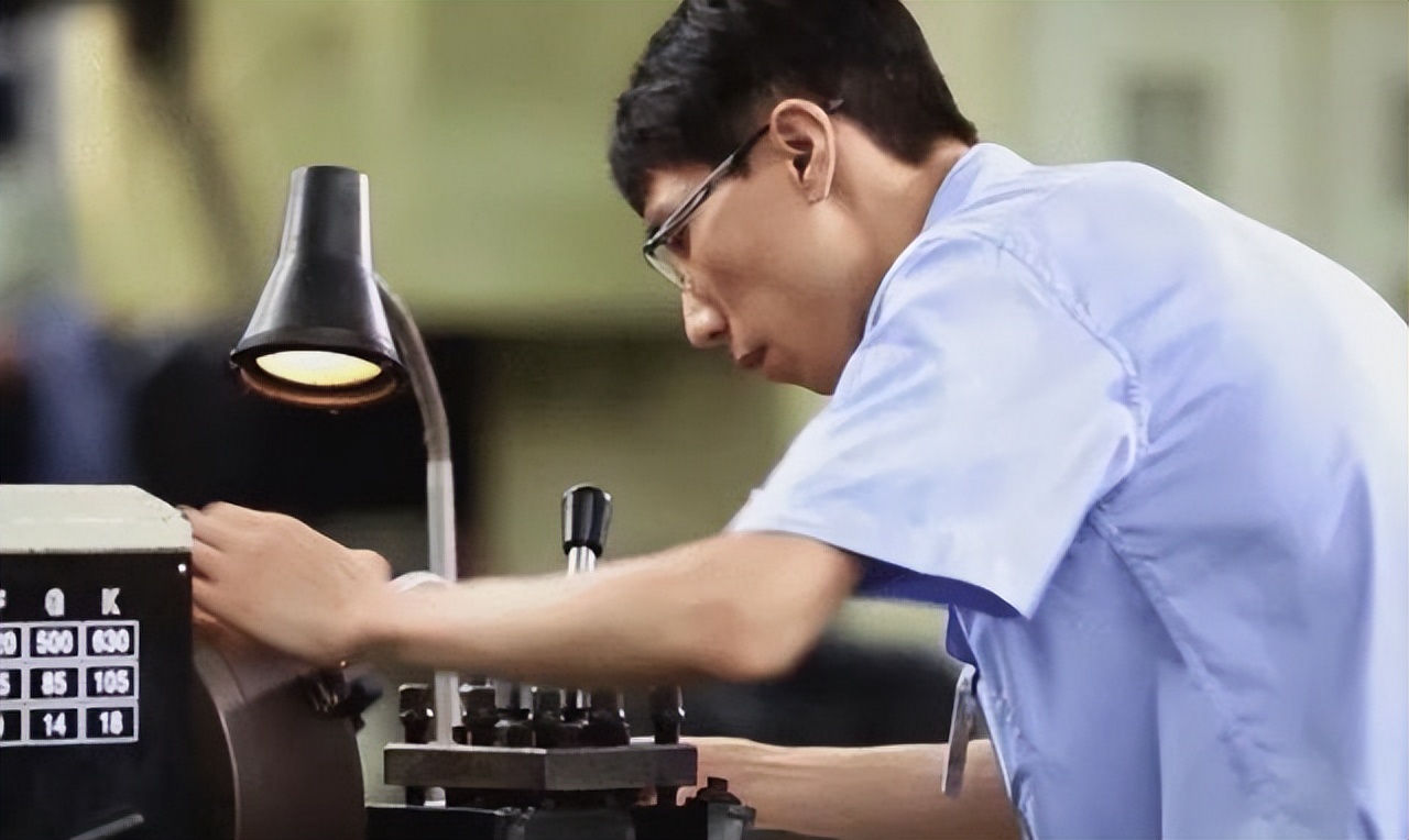 给1000万离开中国!美国开出高价，只为挖走中国一名普通技校生!