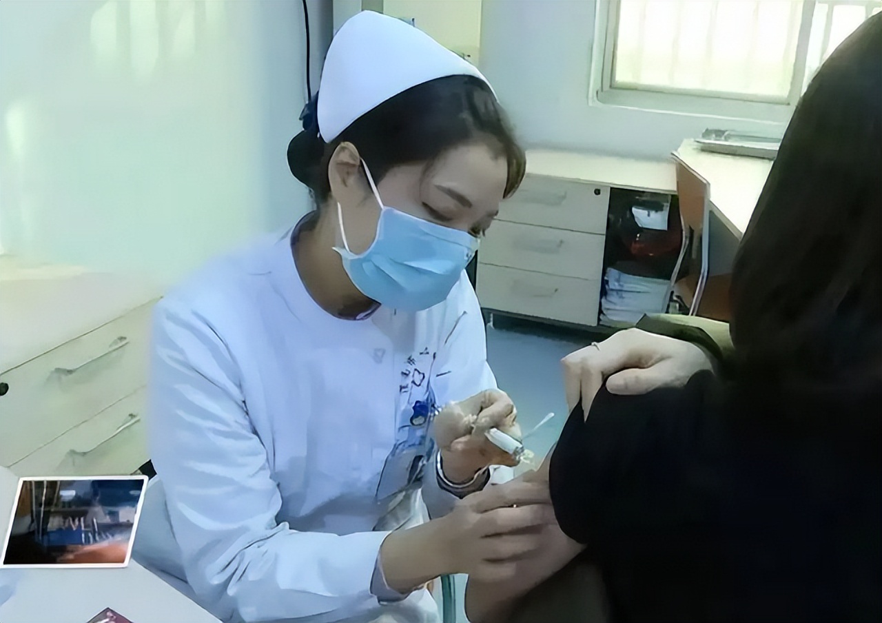 宫颈癌是“拖”出来的？病情若进展到中晚期，女人或出现3个异常