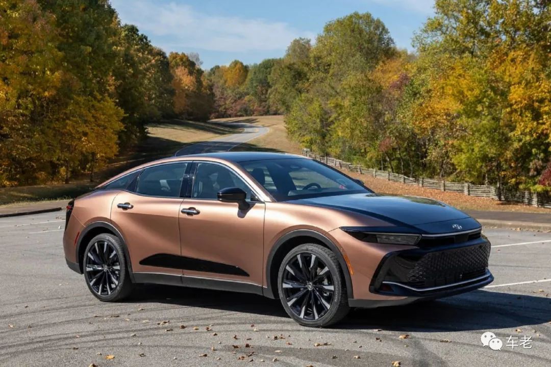 2023年丰田皇冠评论：光滑的新旗舰轿车让我们有点皇冠融合